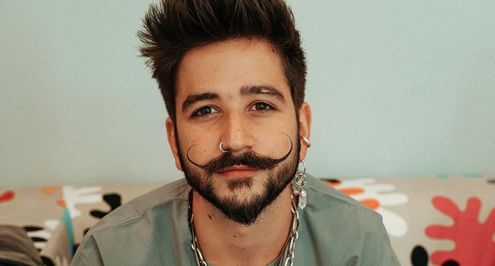 Camilo luce sin barba ni bigotes