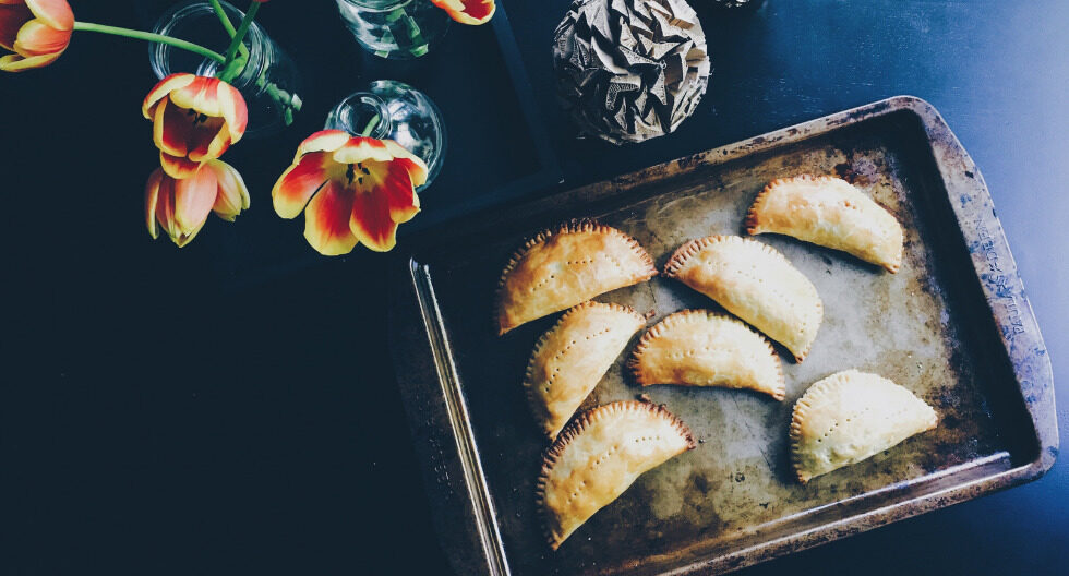 Disfrutas de unas deliciosas empandas criollas rellenas de carne