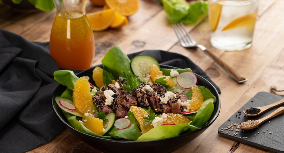Ensalada de atún con aderezo de naranja