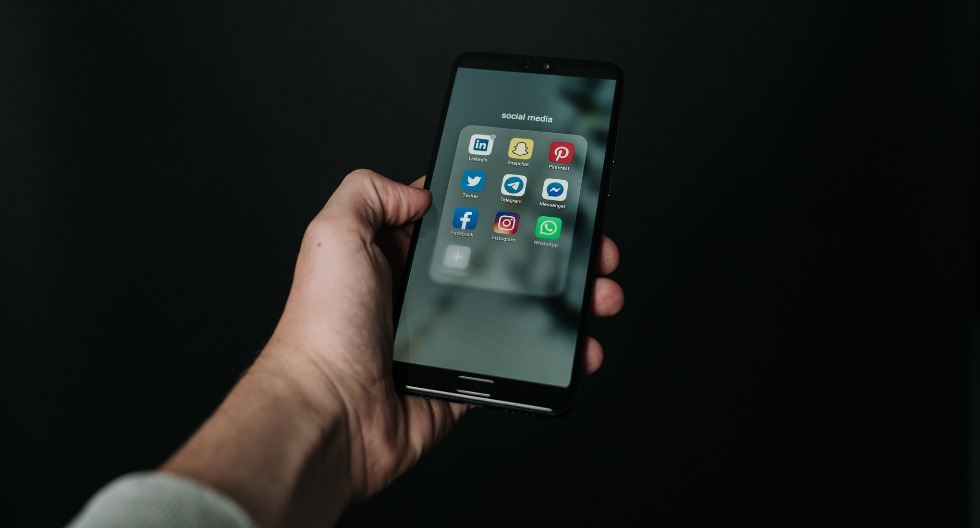 WhatsApp Instagram Facebook