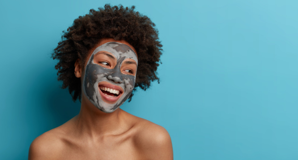 Para complementar tu rutina de belleza, es recomendable acudir al dermatólogo para consultar sobre los productos que puedes usar en tu piel de manera segura.