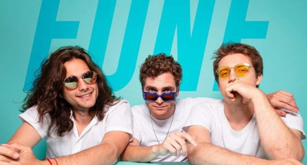 Edu, Mati y Roro vienen con una propuesta fresca que a cualquiera engríe. Le cantan al amor en sus canciones, y “El Tonto” no es la excepción.