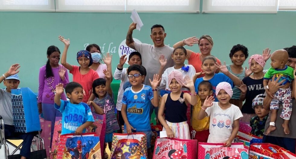 Yoshimar Yotún visitó albergue para niños con cáncer