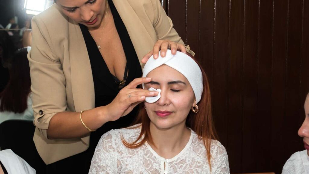 Marina Mora presenta “Glow Up Day”